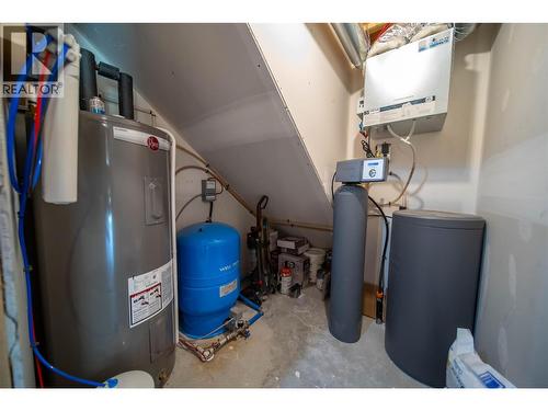 4165 93 Highway, Grasmere, BC - Indoor Photo Showing Basement