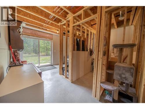 4165 93 Highway, Grasmere, BC - Indoor