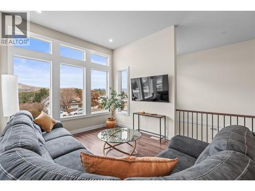 8909 Cherry Lane, Coldstream, BC - Indoor Photo Showing Living Room