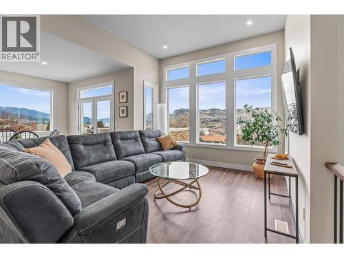 8909 Cherry Lane, Coldstream, BC - Indoor Photo Showing Living Room