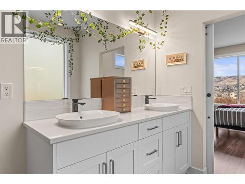 8909 Cherry Lane, Coldstream, BC - Indoor Photo Showing Bathroom