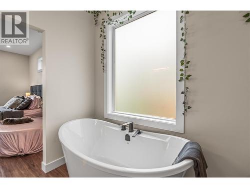 8909 Cherry Lane, Coldstream, BC - Indoor Photo Showing Bathroom