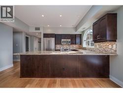 Huge eat up bar....great for entertaining!! - 