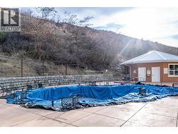 Swimming pool to enjoy in the summer months! - 