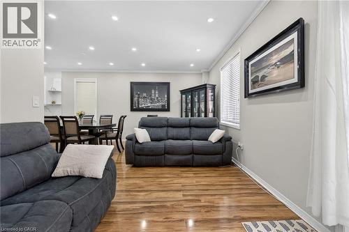 33 Panorama Way, Hamilton, ON - Indoor Photo Showing Living Room