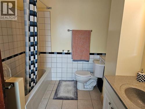 618 7Th Avenue, Keremeos, BC - Indoor Photo Showing Bathroom