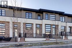 47 Aspen Hills Green SW  Calgary, AB T3H 0R7