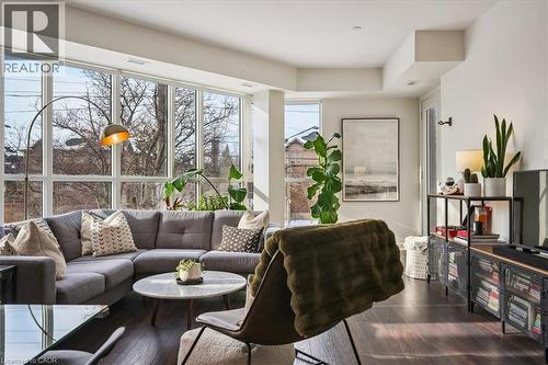 320 Plains Road E Unit# 211, Burlington, ON - Indoor Photo Showing Living Room