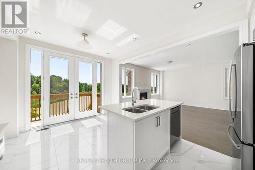 261 Seaview Heights, East Gwillimbury, ON - Indoor Photo Showing Kitchen With Double Sink