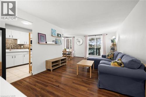 279 Chandler Drive Unit# 203, Kitchener, ON - Indoor Photo Showing Living Room