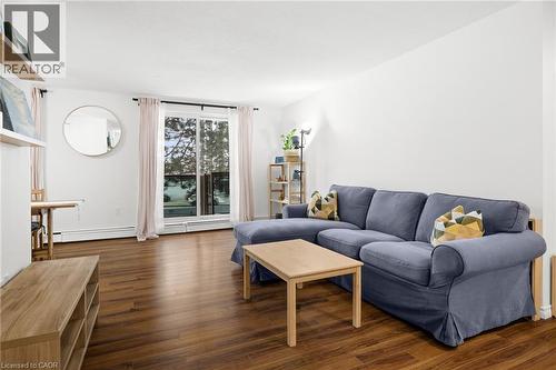 279 Chandler Drive Unit# 203, Kitchener, ON - Indoor Photo Showing Living Room