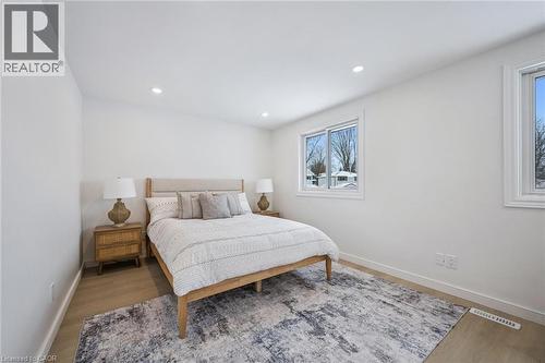 21 Forest Glen Court, Kitchener, ON - Indoor Photo Showing Bedroom