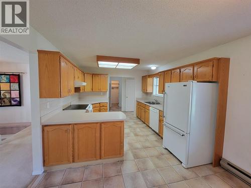 604 11Th Avenue, Keremeos, BC - Indoor Photo Showing Kitchen With Double Sink