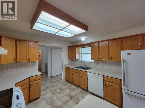 604 11Th Avenue, Keremeos, BC - Indoor Photo Showing Kitchen With Double Sink