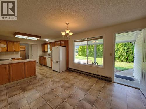 604 11Th Avenue, Keremeos, BC - Indoor Photo Showing Kitchen