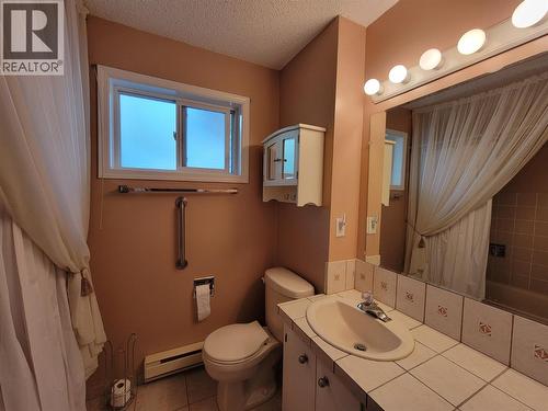 604 11Th Avenue, Keremeos, BC - Indoor Photo Showing Bathroom