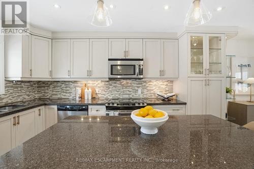 92 Wanita Road, Mississauga, ON - Indoor Photo Showing Kitchen With Upgraded Kitchen