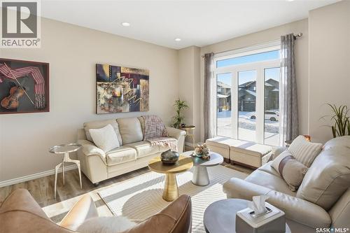 404 Lyle Crescent, Warman, SK - Indoor Photo Showing Living Room