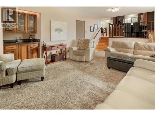 3970 June Springs Road, Kelowna, BC - Indoor Photo Showing Living Room