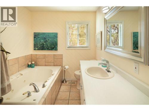 3970 June Springs Road, Kelowna, BC - Indoor Photo Showing Bathroom