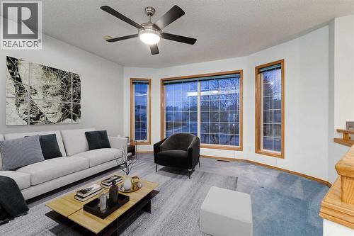 20 Willowbrook Gate Nw, Airdrie, AB - Indoor Photo Showing Living Room