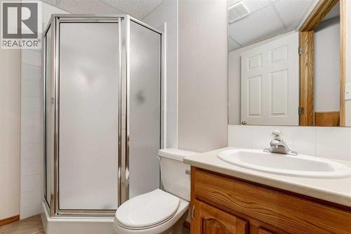 20 Willowbrook Gate Nw, Airdrie, AB - Indoor Photo Showing Bathroom