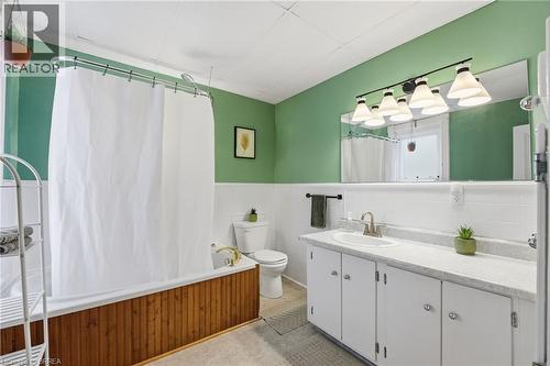 Bathroom - 187 Sydenham Street, Brantford, ON - Indoor Photo Showing Bathroom