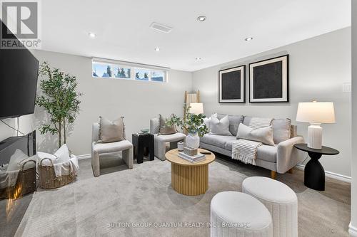 2371 Brookhurst Road, Mississauga, ON - Indoor Photo Showing Living Room