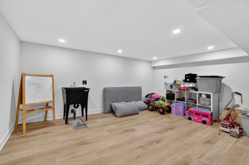 Family Room - 189  - 191 Boul. Des Prairies, Laval (Laval-Des-Rapides), QC - Indoor