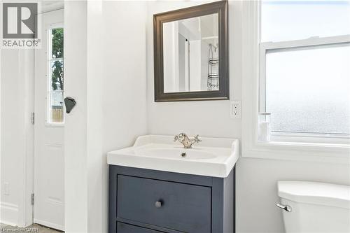 12 Francis Street, Hamilton, ON - Indoor Photo Showing Bathroom