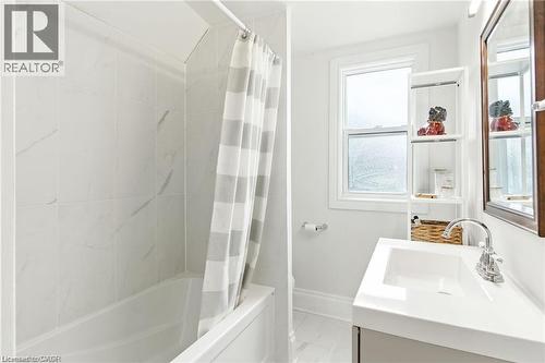 12 Francis Street, Hamilton, ON - Indoor Photo Showing Bathroom