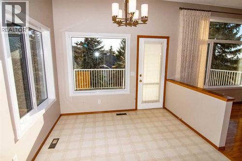 Nook - 16 Eagleview Heights Nw, Cochrane, AB - Indoor Photo Showing Other Room