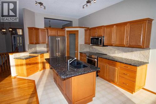 Ample  space - 16 Eagleview Heights Nw, Cochrane, AB - Indoor Photo Showing Kitchen With Double Sink
