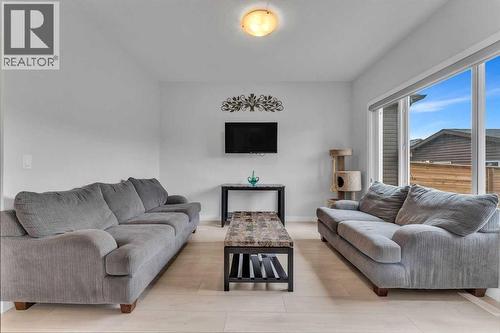 7 Corner Meadows Common Ne, Calgary, AB - Indoor Photo Showing Living Room