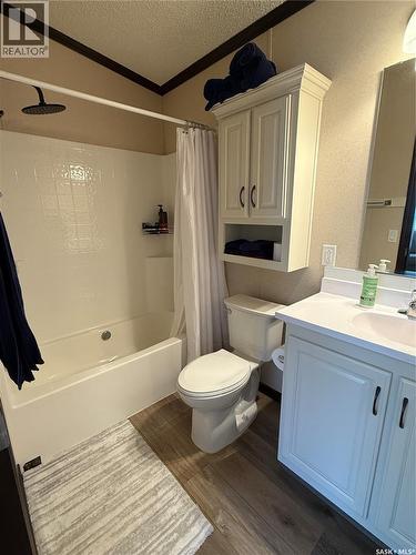4 7Th Avenue Se, Weyburn, SK - Indoor Photo Showing Bathroom