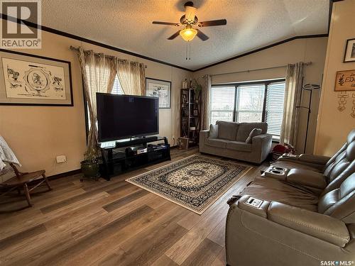 4 7Th Avenue Se, Weyburn, SK - Indoor Photo Showing Living Room