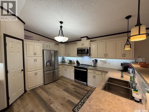 4 7Th Avenue Se, Weyburn, SK - Indoor Photo Showing Kitchen