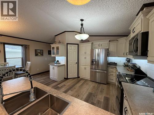 4 7Th Avenue Se, Weyburn, SK - Indoor Photo Showing Kitchen