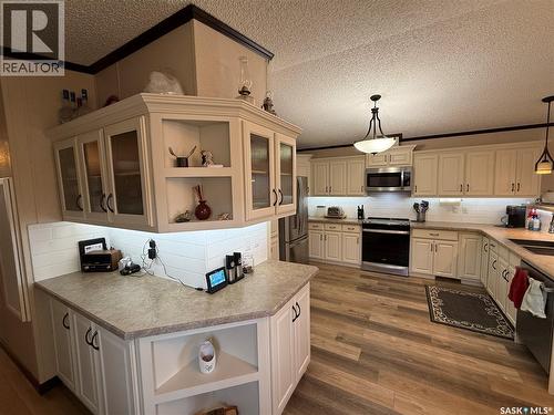 4 7Th Avenue Se, Weyburn, SK - Indoor Photo Showing Kitchen