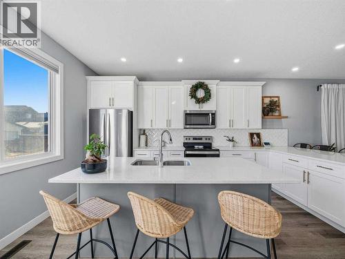 124 Highview Gate Se, Airdrie, AB - Indoor Photo Showing Kitchen With Stainless Steel Kitchen With Double Sink With Upgraded Kitchen