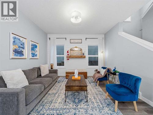 124 Highview Gate Se, Airdrie, AB - Indoor Photo Showing Living Room