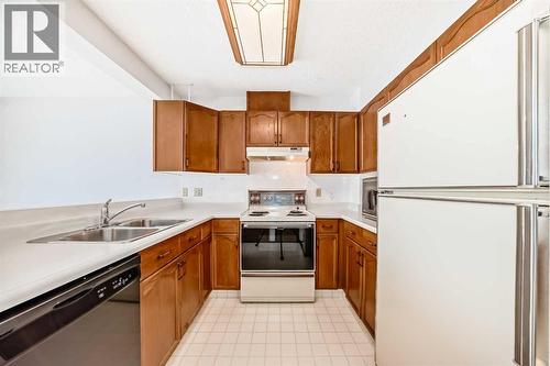 108, 1 Aberdeen Way, Stony Plain, AB - Indoor Photo Showing Kitchen With Double Sink
