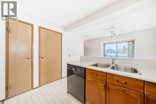 108, 1 Aberdeen Way, Stony Plain, AB - Indoor Photo Showing Kitchen With Double Sink