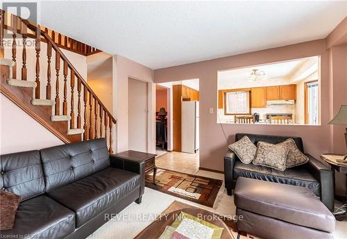 5 Charing Drive, Hamilton, ON - Indoor Photo Showing Living Room