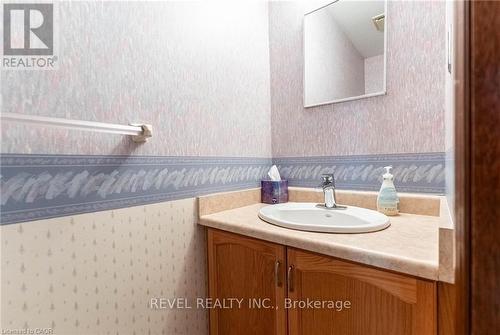 5 Charing Drive, Hamilton, ON - Indoor Photo Showing Bathroom