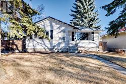28 Winslow Crescent SW  Calgary, AB T3C 2R1