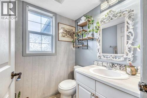 512 Highland Close, Strathmore, AB - Indoor Photo Showing Bathroom