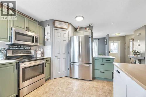 512 Highland Close, Strathmore, AB - Indoor Photo Showing Kitchen
