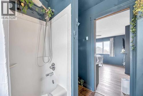 512 Highland Close, Strathmore, AB - Indoor Photo Showing Bathroom