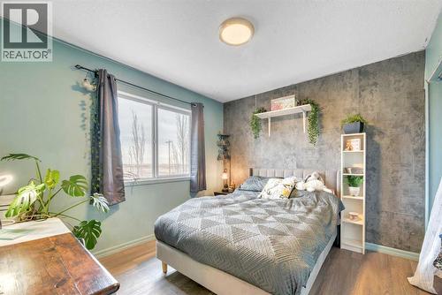 512 Highland Close, Strathmore, AB - Indoor Photo Showing Bedroom